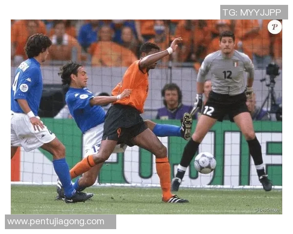 足球明星因激动情绪飞踢球迷引发热议球场安全问题再度被关注